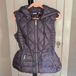 Bernardo Gray Cinch Waist Puffer Vest